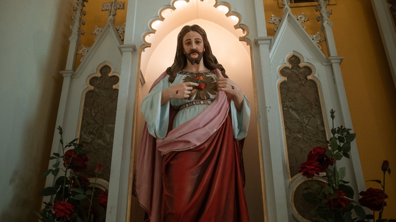 An image of Jusus pointing to His Heart